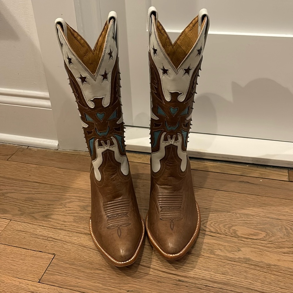 Never worn cowboy boots. Do not have original box. Size 7.5